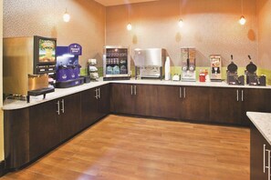 Una cocina moderna con espacio para café, refrigerador y microondas.