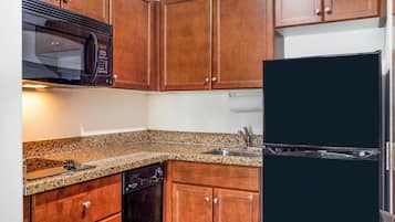 Full-size fridge, microwave, stovetop, dishwasher