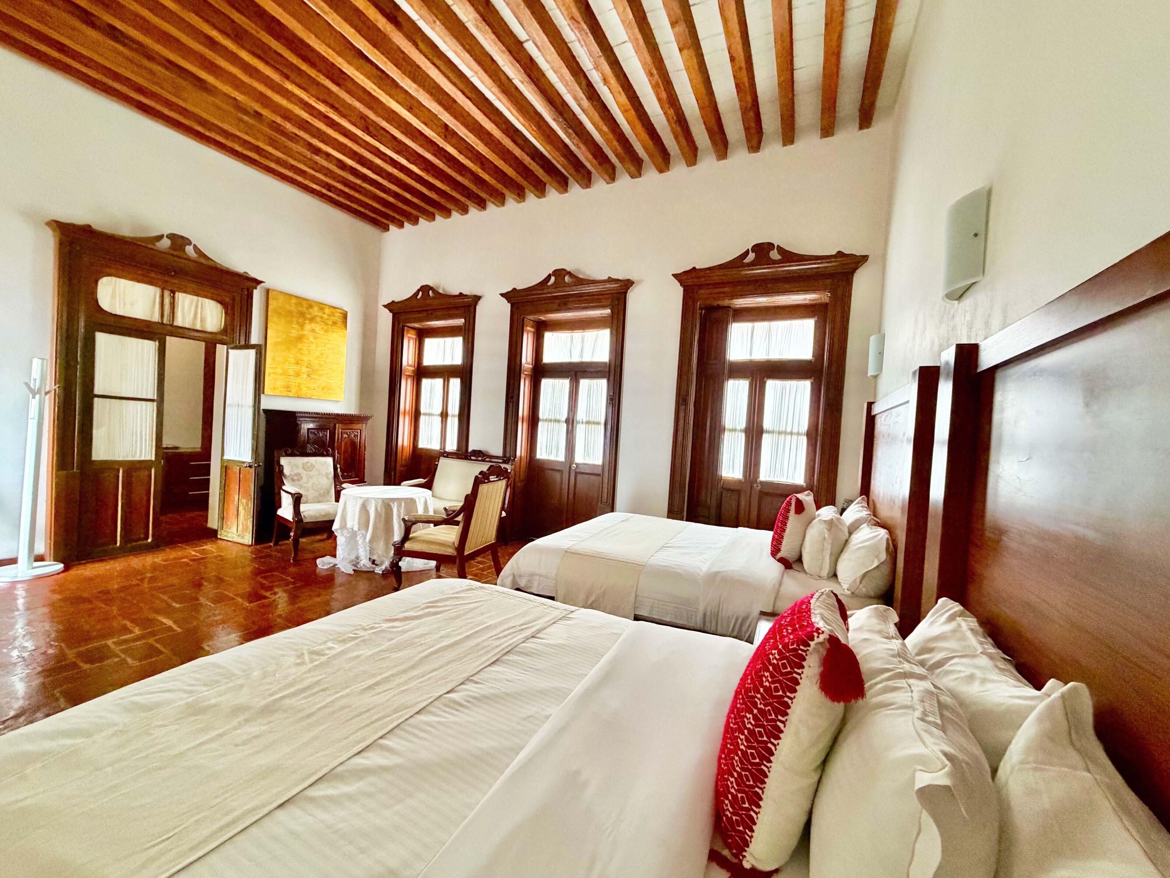 Master Suite with Balcony | 高級寢具、客房內保險箱、筆電工作空間、隔音