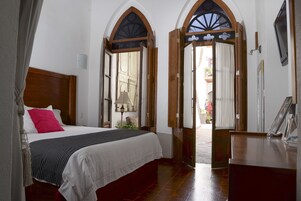 Ropa de cama de alta calidad y caja de seguridad en la habitación 