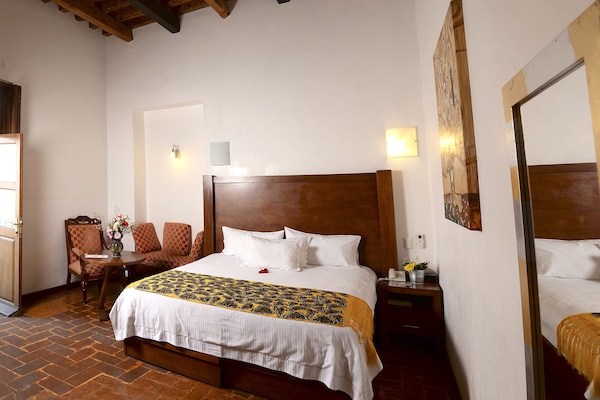 Suite Estándar 1 Cama Queen | Sängtillbehör av högsta kvalitet och värdeförvaringsskåp på rummet