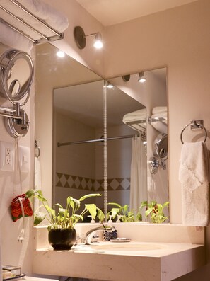 Studio | Badezimmer | Dusche, kostenlose Toilettenartikel, Haartrockner, Bademäntel