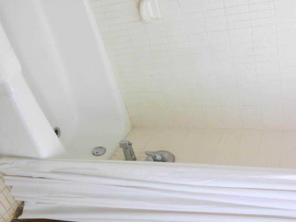 Un baño con bañera, inodoro y lavamanos.