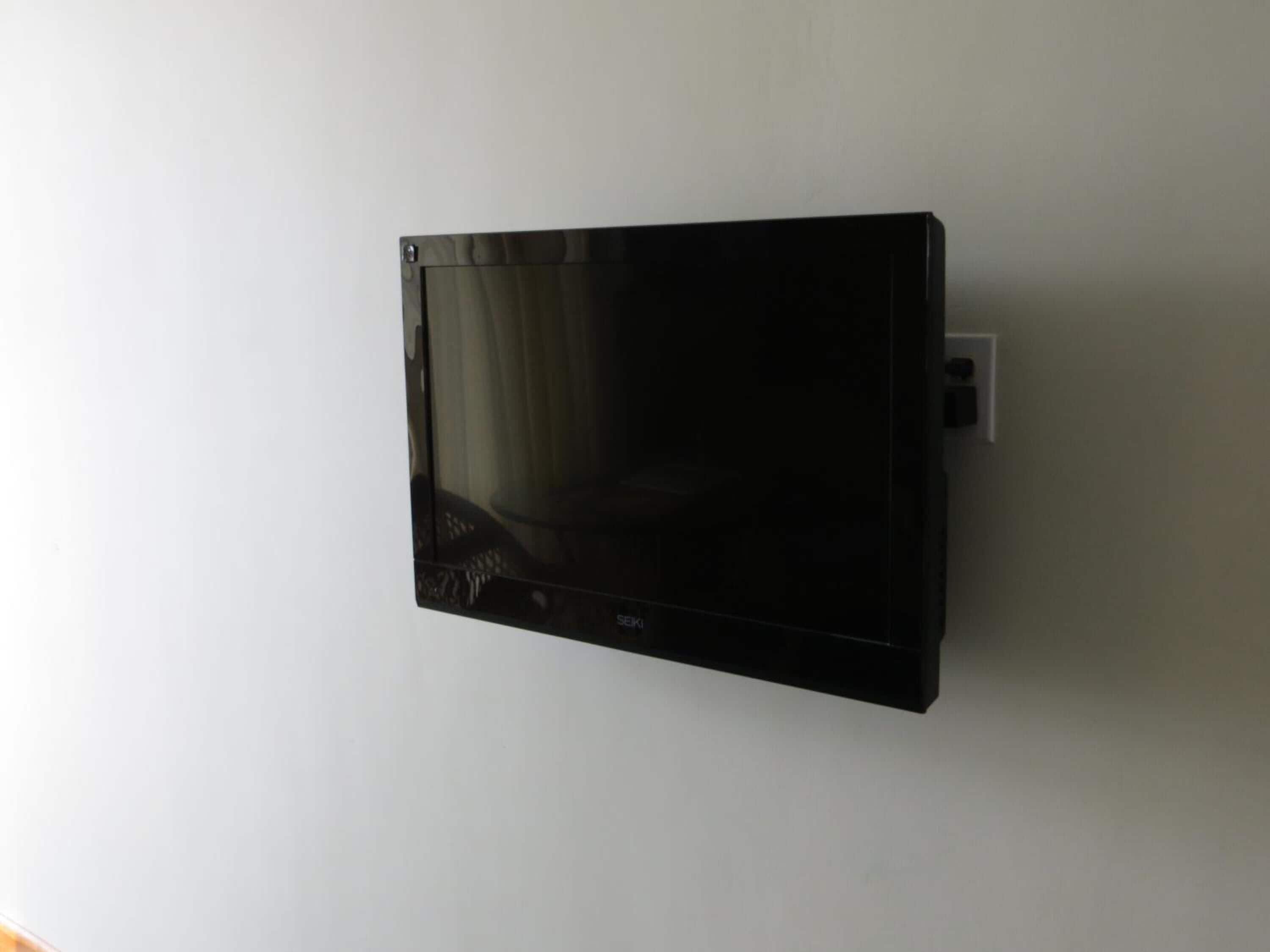 Ein Flachbildfernseher an der Wand befestigt.
