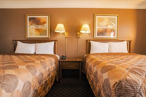 Desk, soundproofing, free WiFi, bed sheets - Fauld's Motel (Sarnia)