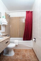 Bañera con ducha, secador de pelo, toallas