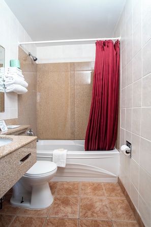 Combined shower/bathtub, hair dryer, towels