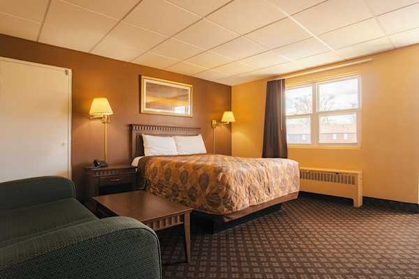 Una scrivania, insonorizzazione, Wi-Fi gratuito, lenzuola