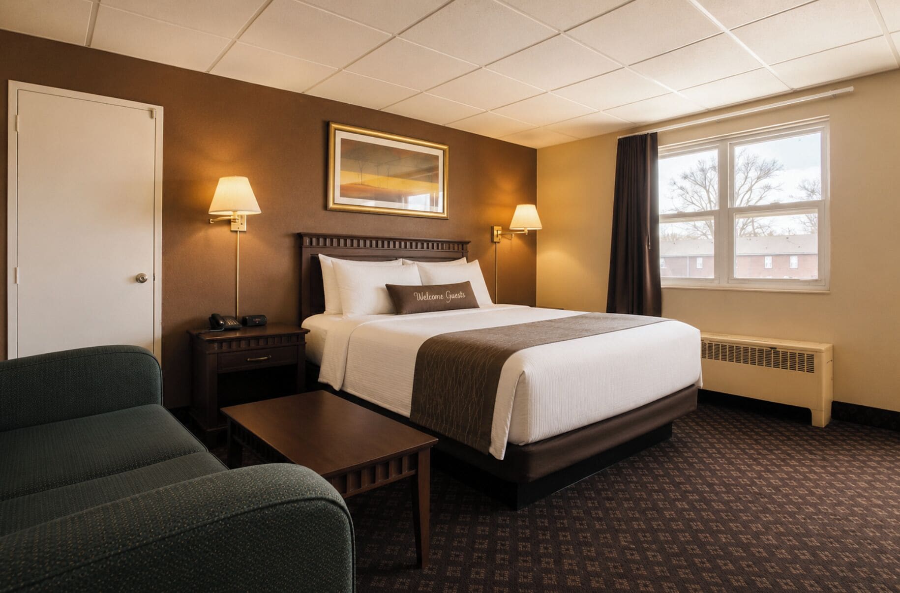 Desk, soundproofing, free WiFi, bed sheets