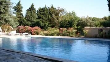 Kauden mukainen ulkouima-allas avoinna 9.30–21.00, aurinkovarjoja