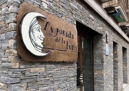 Entrada de la propiedad. La Posada de la Luna