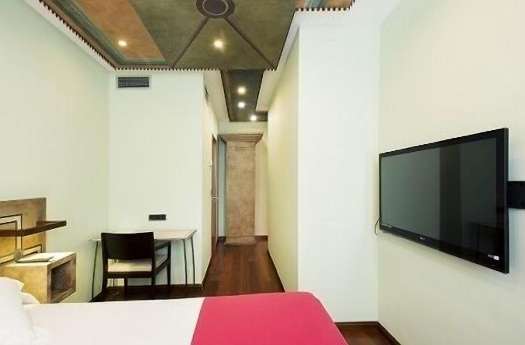 in-room safe, desk, soundproofing, rollaway beds