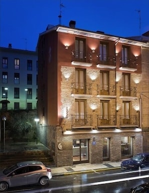 Fassade der Unterkunft – Abend/Nacht