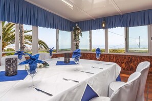 供应早餐、午餐和晚餐，地中海菜