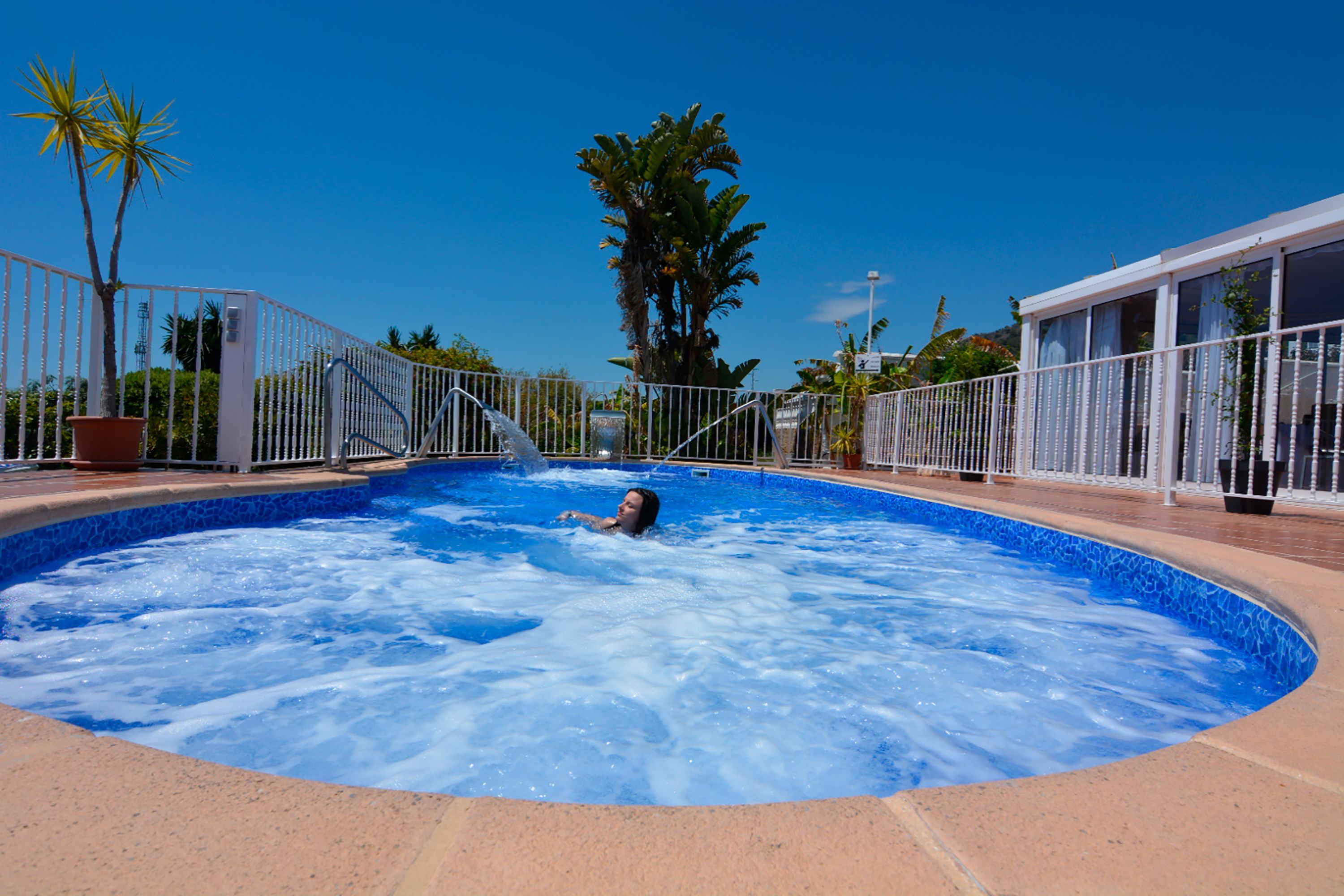 حمّام سباحة خارجي موسمي، مظلات على حمّام السباحة، مقاعد للتشمس