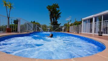 Kolam renang terbuka bermusim, payung kolam, kerusi lepak pantai