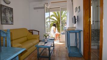 Tweepersoonskamer, balkon, gedeeltelijk uitzicht op zee | Gratis wifi