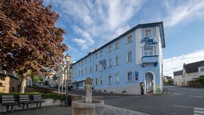 A blue building with a sign reading "Hotel Abt". - Hotel Höhn (Ruedesheim am Rhein)