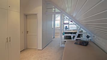 Apartment, Balcony (PENTHOUSE) | Gebar bulu kapas, bar mini, peti besi dalam bilik