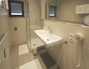 Apartment, Balcony (SEXTETT) | Bathroom | Shower, free toiletries, towels - Gästehaus Alba (Rust)