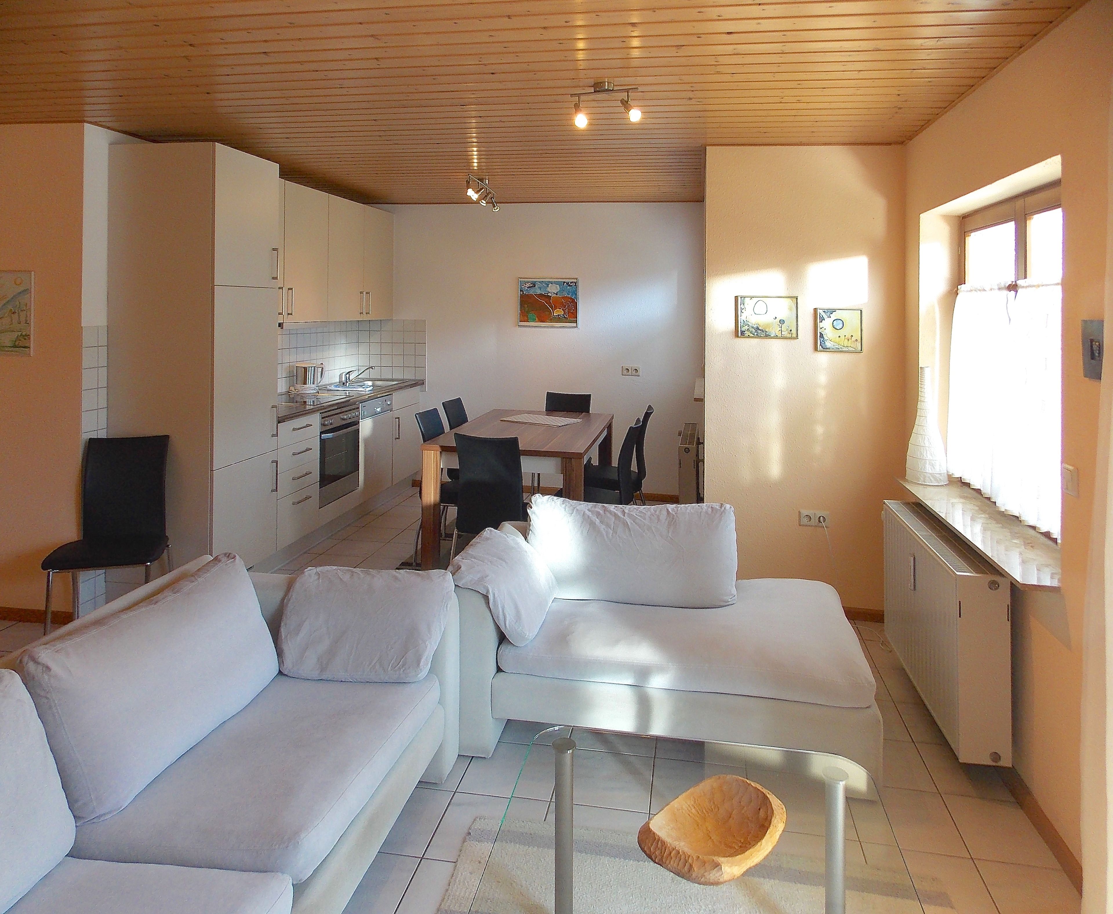 Apartment für 6 Personen | Wohnbereich | 90-cm-Flachbildfernseher mit Kabelempfang, Fernseher