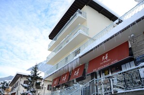 Front of property - Hotel Rhodos Morzine (Morzine)