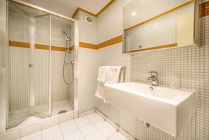 Shower, eco-friendly toiletries, hair dryer, towels - Hotel Rhodos Morzine (Morzine)
