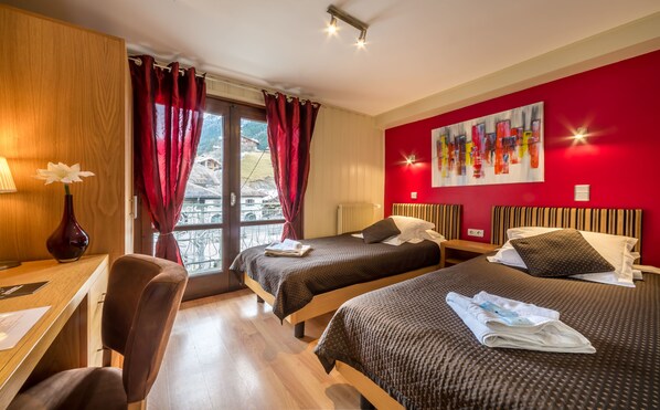 Egyptian cotton sheets, premium bedding, desk, laptop workspace - Hotel Rhodos Morzine (Morzine)