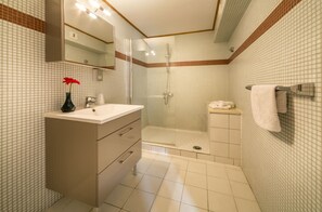 Douche, articles de toilette écologiques, séchoir à cheveux