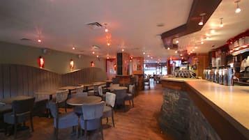 مطعم متمبز بإمكانية تناول الطعام في الهواء الطلق، يقدم الفطور والغداء