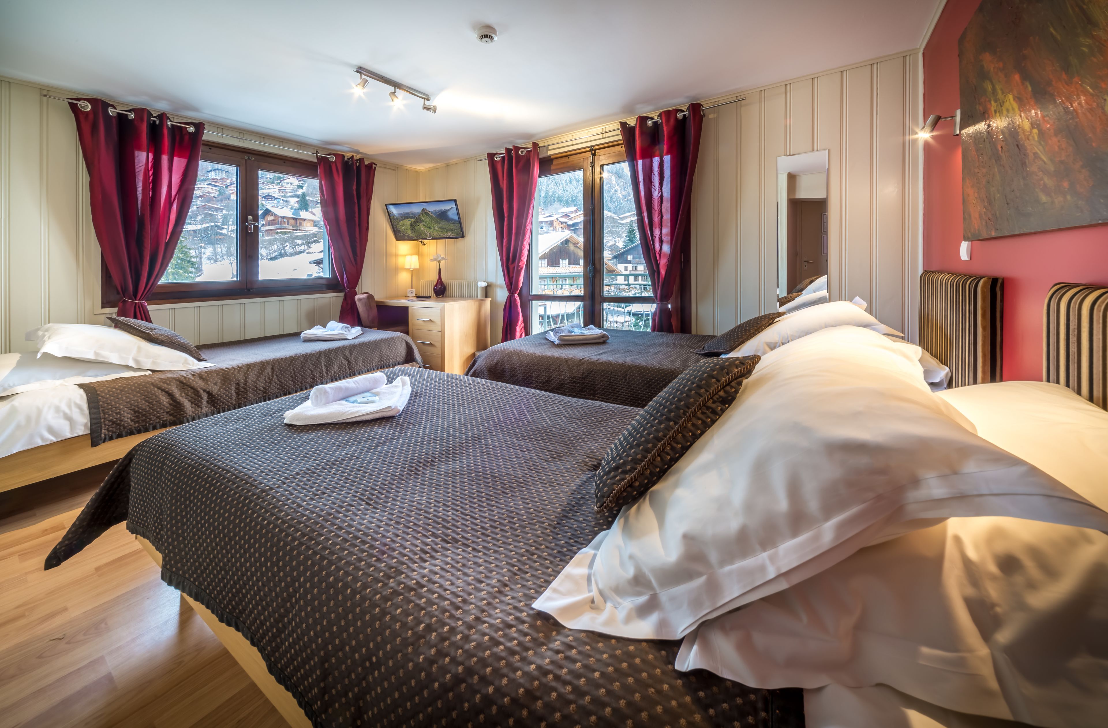 Habitación triple | Sábanas de algodón egipcio, ropa de cama de alta calidad y escritorio 