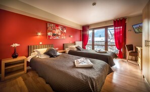 Egyptian cotton sheets, premium bedding, desk, laptop workspace - Hotel Rhodos Morzine (Morzine)