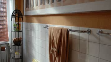 Duschwanne, kostenlose Toilettenartikel, Haartrockner, BademÀntel