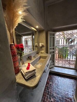 Ropa de cama de alta calidad y caja de seguridad en la habitación 