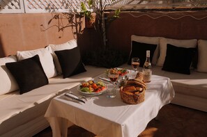 Se sirven desayunos, almuerzos y cenas; cocina marroquí