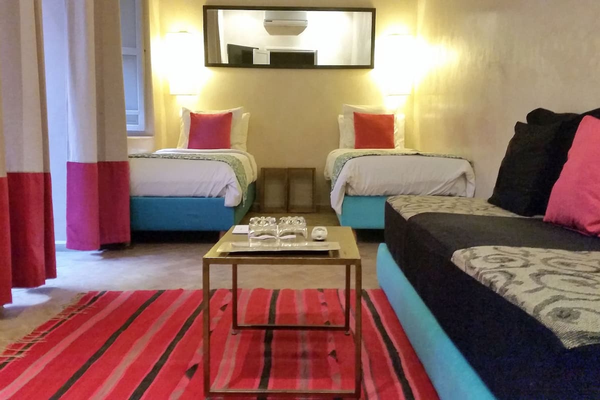 Suite junior (Zagora) | Ropa de cama de alta calidad y caja de seguridad en la habitación