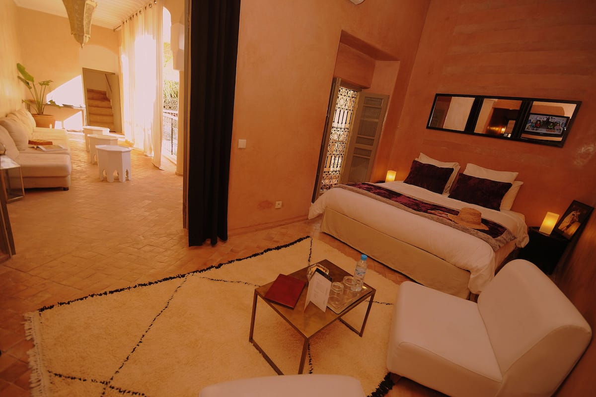 Suite junior (Ouarzazate) | Ropa de cama de alta calidad y caja de seguridad en la habitación
