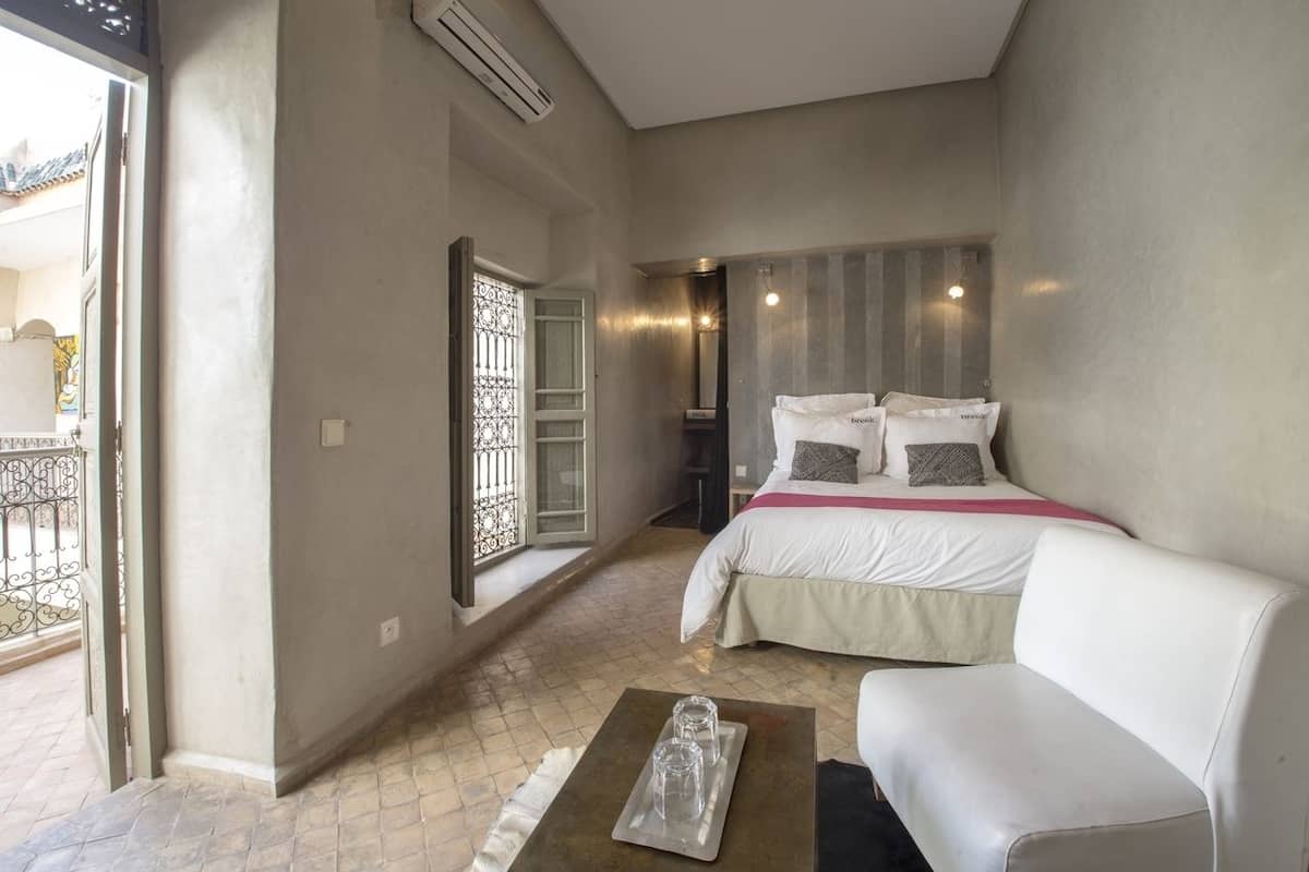 Suite junior (Asni) | Ropa de cama de alta calidad y caja de seguridad en la habitación
