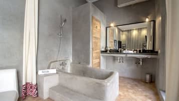 Suite (Marrakech) | Baño | Artículos de higiene personal gratuitos y toallas