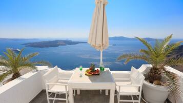 Estudio Deluxe, balcón, vista al océano | Caja de seguridad en la habitación, cortinas blackout y insonorización