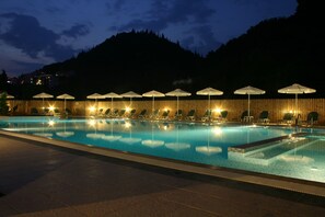 2 utendørsbassenger, bassengparasoller og solsenger