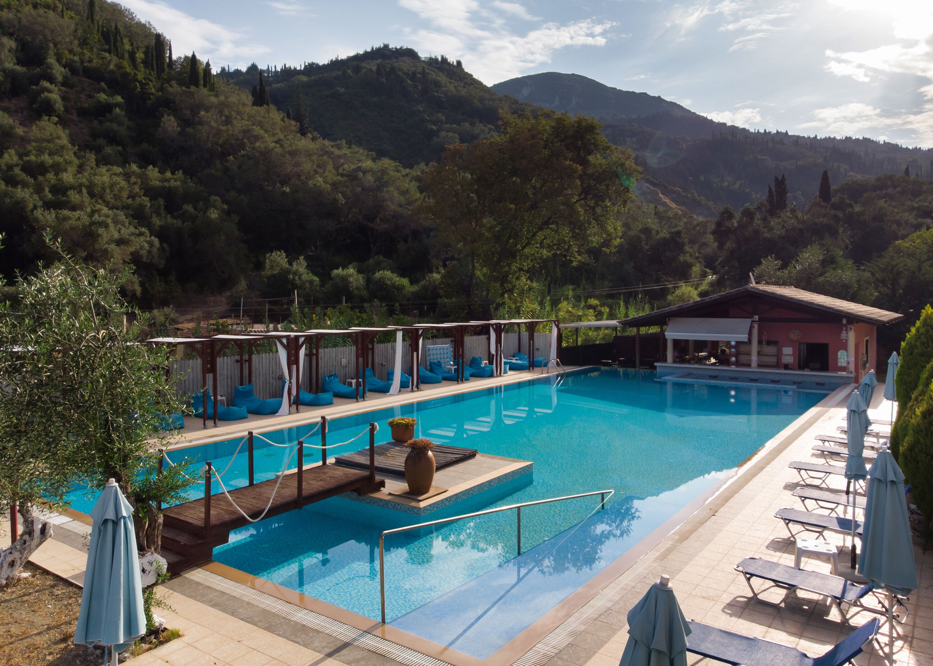 2 piscines extérieures, parasols de plage, chaises longues