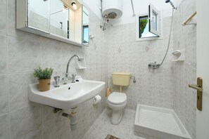 Studio – comfort | Bad | Toalettartikler (inkludert), hårføner og håndklær