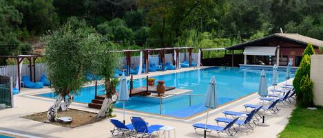 2 albercas al aire libre, sombrillas en la alberca y camastros