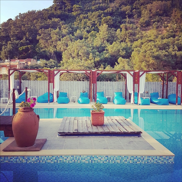 2 Außenpools, Sonnenschirme, Liegestühle