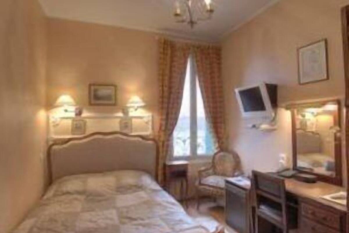 standard room | minibar, in-room safe, desk, rollaway beds