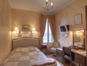 Standard Room | Minibar, in-room safe, desk, soundproofing - Auberge des Ecluses (Carrieres-sous-Poissy)