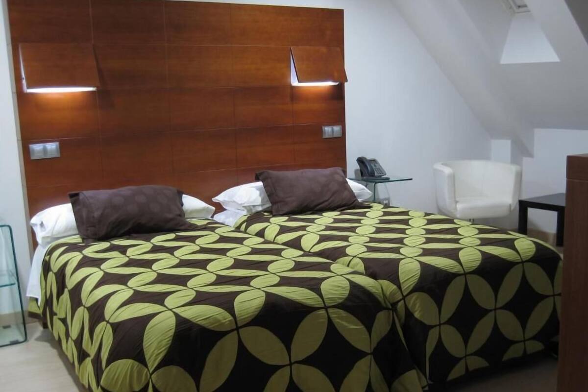 Edredons de pluma, camas Select Comfort, frigobar, cofres nos quartos