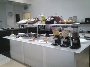 Free daily buffet breakfast - Nap Hotel Oviedo (Oviedo)