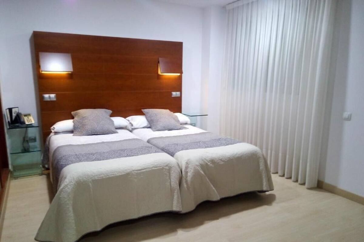 Edredons de pluma, camas Select Comfort, frigobar, cofres nos quartos